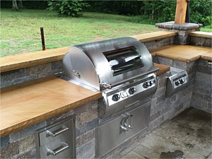 Outdoor Kitchens & Grills