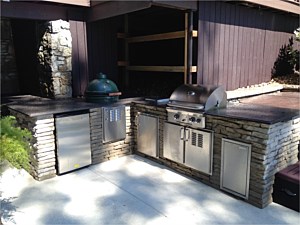 Outdoor Kitchens & Grills