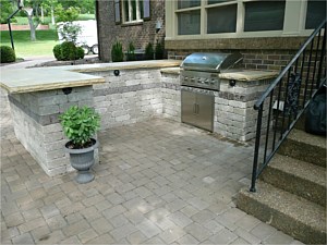 Outdoor Kitchens & Grills